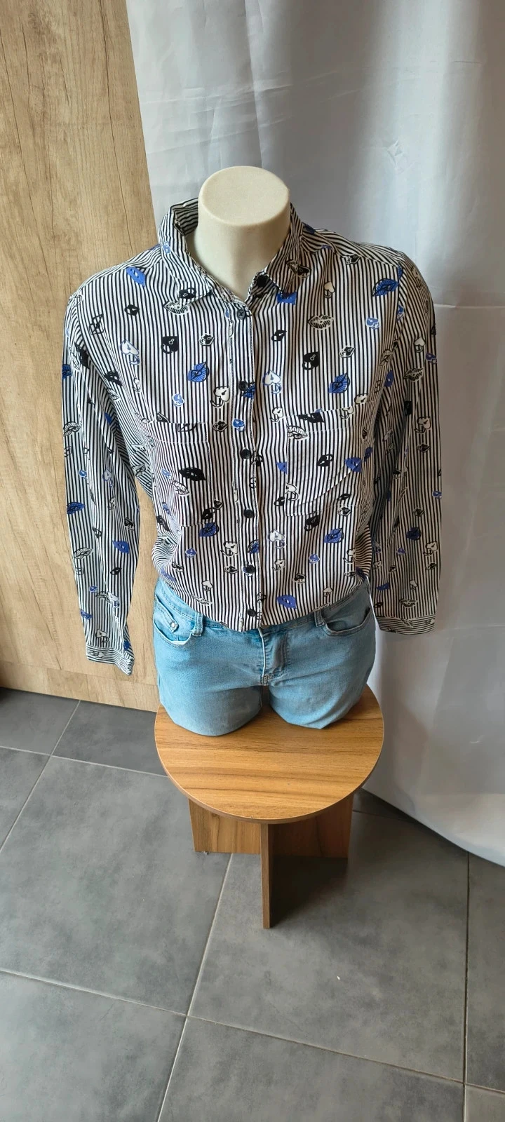 FB Sister blouse XS | Zwart-wit gestreept met speelse blauwe print | Soepelvallend |#285